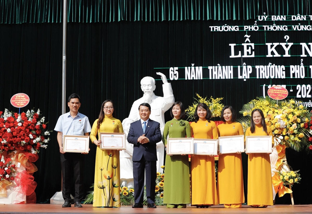 Bộ trưởng, Chủ nhiệm Ủy ban Dân tộc Hầu A Lềnh trao tặng Kỷ niệm chương “Vì sự nghiệp phát triển các dân tộc” cho các cán bộ, giáo viên, nhân viên, người lao động của Trường Phổ thông Vùng cao Việt Bắc.