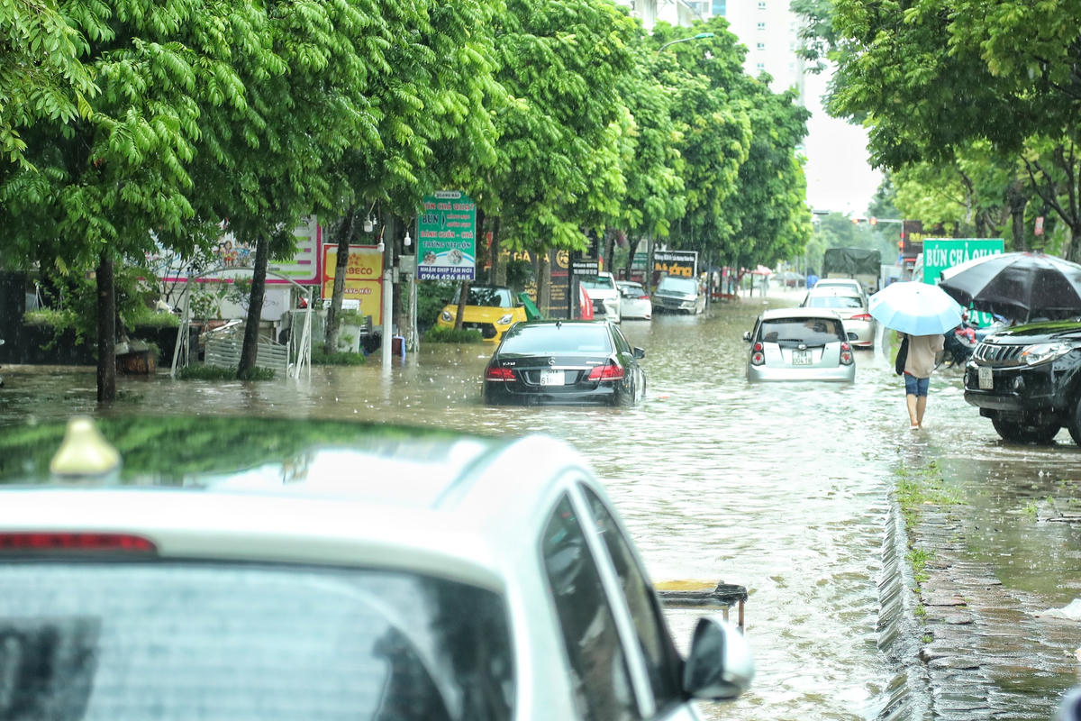 Nhiều xe ô tô bị ngập.