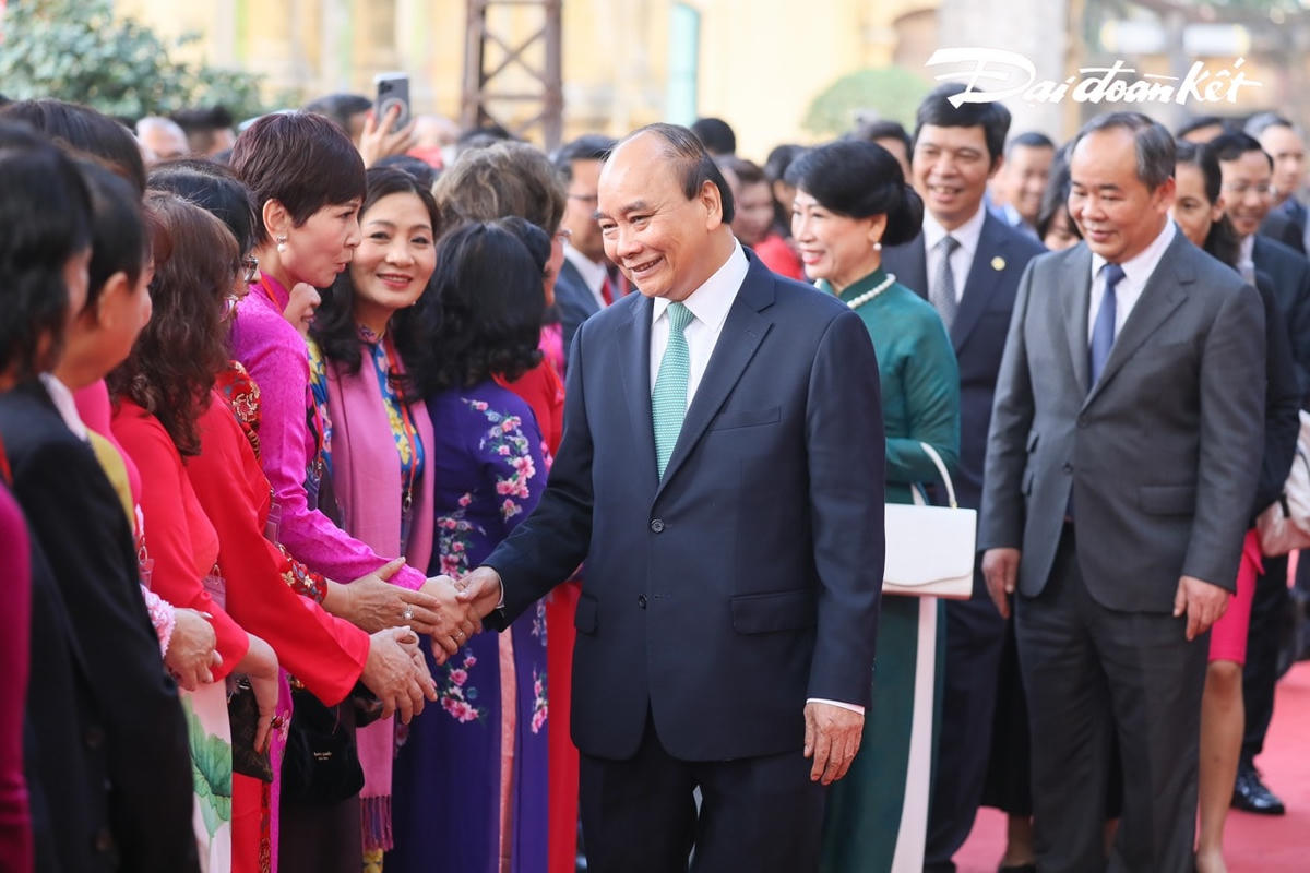 Chủ tịch nước Nguyễn Xuân Phúc và phu nhân cùng các đại biểu dự buổi lễ. Ảnh: Quang Vinh.