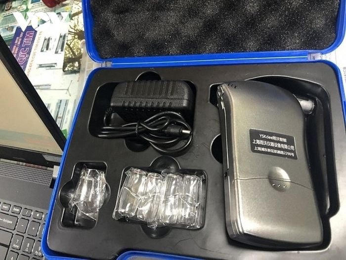 Thiết bị đo nồng độ cồn không rõ nguồn gốc xuất xứ bị lực lượng chức năng thu giữ.