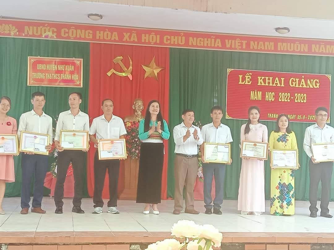Học sinh Trường tiểu học và THCS xã Thanh Hòa (huyện Như Xuân) đón năm học mới.