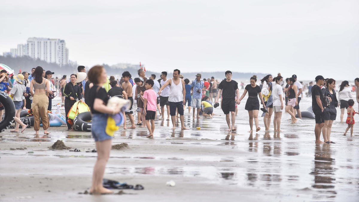 Thời điểm này của năm ngoái (năm 2022), lượng khách đổ về Sầm Sơn đông hơn do tiết trời nắng nóng, phù hợp với việc tắm biển.