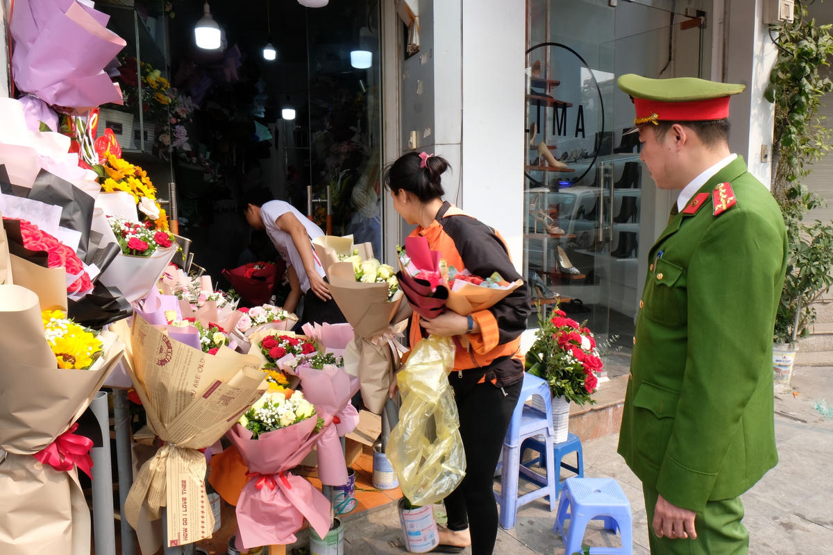 Để duy trì vỉa hè xanh - sạch - đẹp thông thoáng cho người đi bộ, vị lãnh đạo công an phường cho hay, hiện tại lực lượng công an phường đã phân bổ thời gian, liên tục tuần tra kiểm soát, thậm chí là xử phạt để các hộ kinh doanh  duy trì nề nếp không lấn chiếm vỉa hè để trả lại không gian cho người đi bộ.