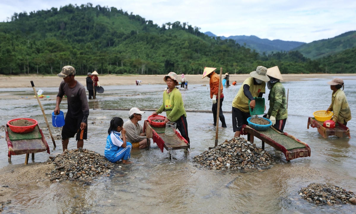 Vất vả và nguy hiểm nhưng rất nhiều người dân vẫn đãi cát sỏi tìm vàng ở Thủy điện Đăk Mi 4.