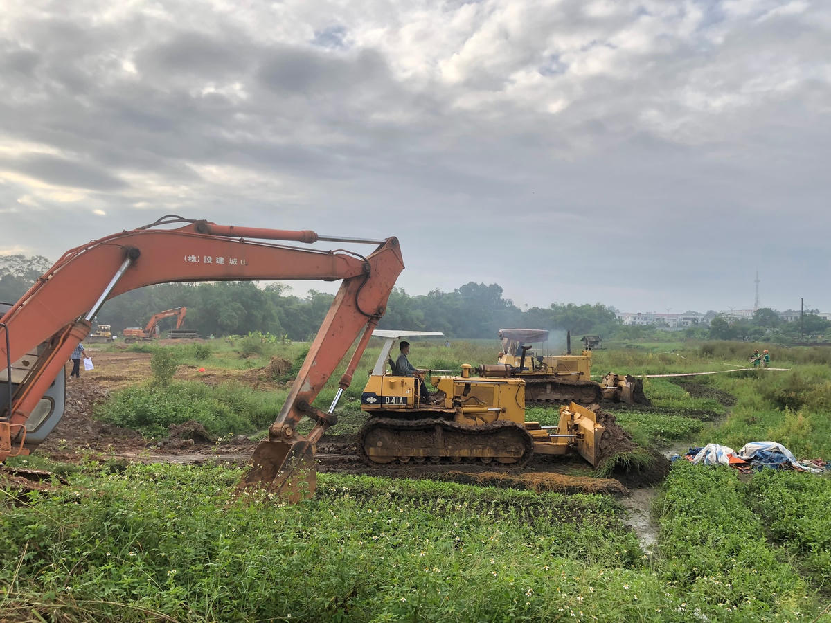 Máy móc tiến hành san, ủi đất tạo mặt bằng thực hiện dự án.