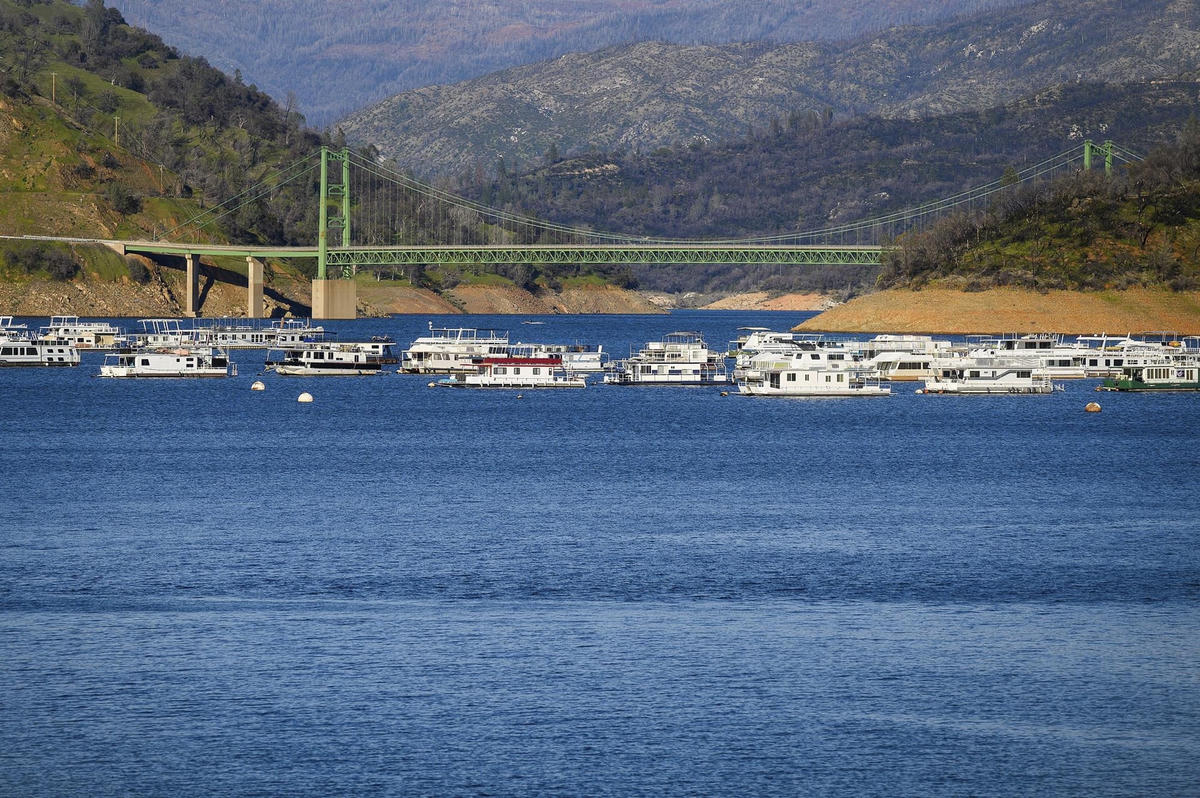 Sự khác nhau phía dưới Cầu Bidwell Bar trên Hồ Oroville vào ngày 25/10/2021 và ngày 26/3/2023.    