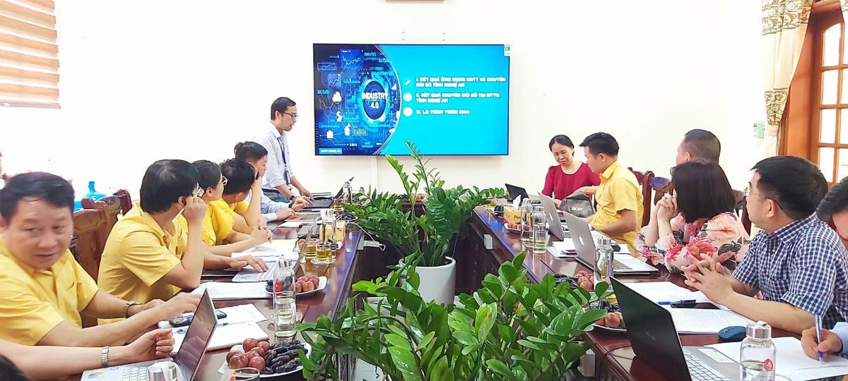 Đại diện đơn vị VNPT tại Nghệ An hướng dẫn, giải thích quy trình sản xuất hệ thống văn bản theo công nghệ số.