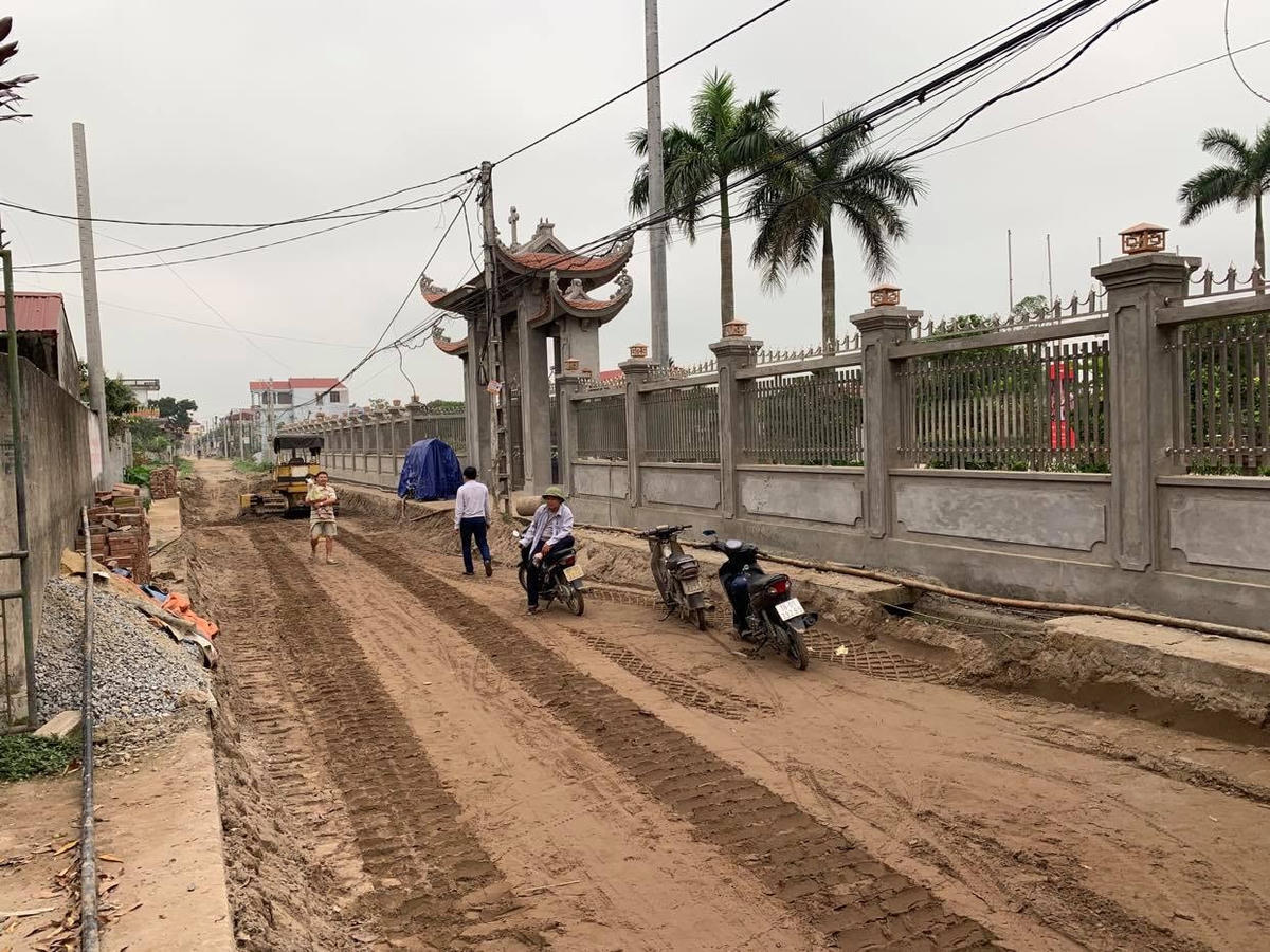 Giáo dân xứ Phú Thứ (xã Tam Thanh, huyện Vụ Bản) hiến đất mở rộng đường giao thông qua địa bàn.