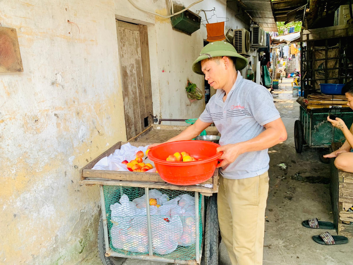 Anh Dũng ngao ngán thu dọn gánh hàng để nghỉ trưa.