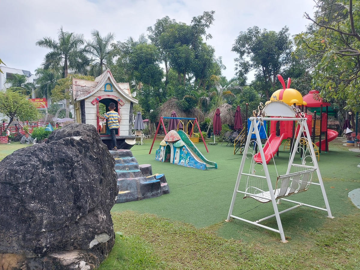 Những công trình xây dựng trái phép của Công ty Dạ Lan trên khu đất rộng 9.382,9 m2 được xác định gồm: Sân đường nội bộ lát đá; sân tập ngoài trời (hiện đang sử dụng làm bãi đỗ xe); 12 chòi nghỉ sử dụng để kinh doanh; 1 chòi sử dụng làm quầy bán hàng; nhà bảo vệ; khu bán hàng ngoài trời; nhà vệ sinh; các công trình tạo cảnh quan (hòn non bộ, mương nước, cây xanh, thảm cỏ, bồn hoa, lối đi...).