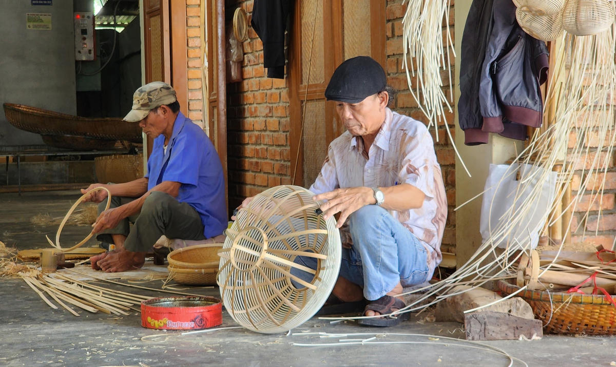 Nghề đan lát mây tre từng bước giúp người dân tại làng Bao La có công ăn việc làm, thu nhập ổn định.