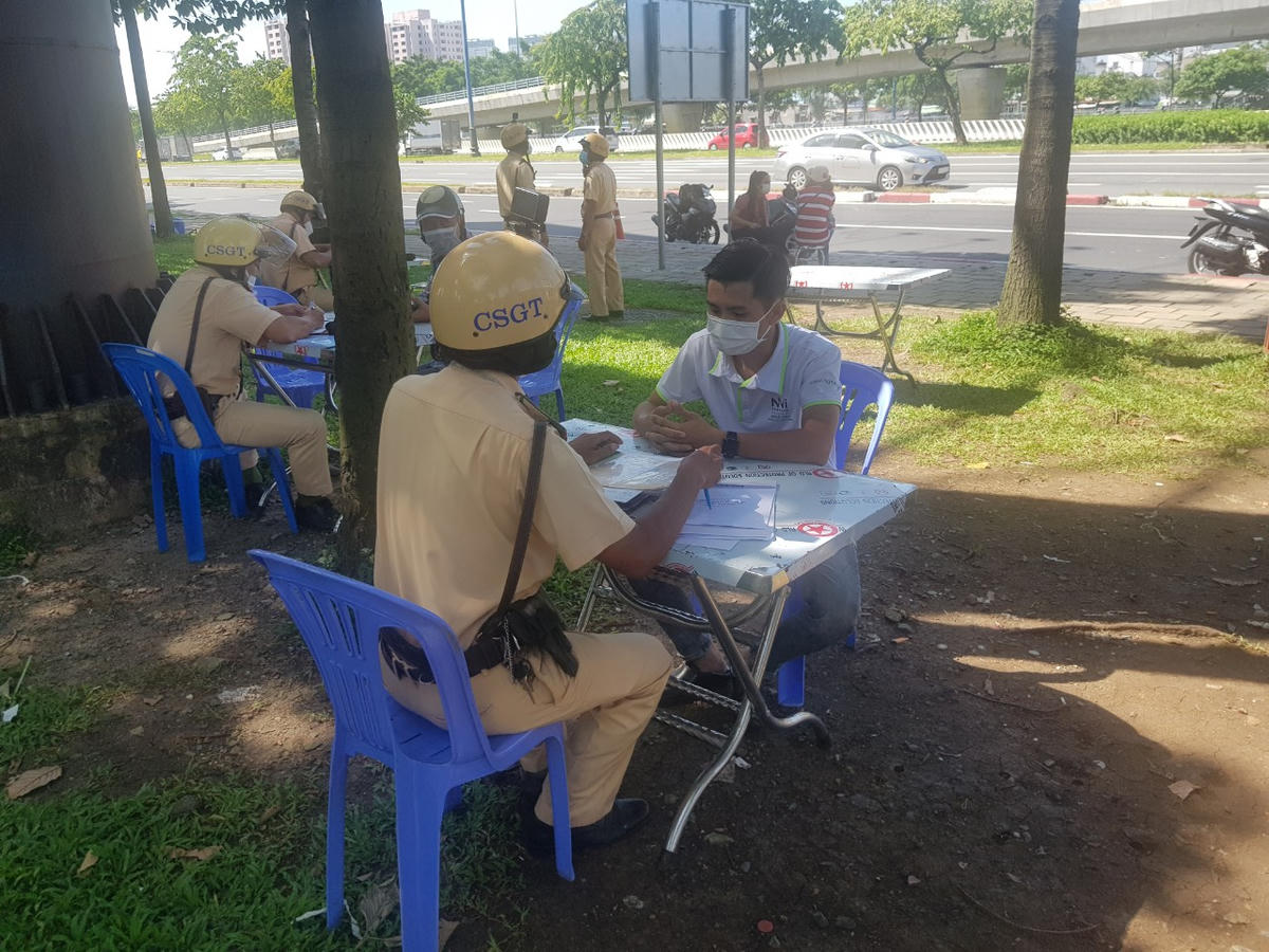 CSGT làm việc với người dân vi phạm luật giao thông.