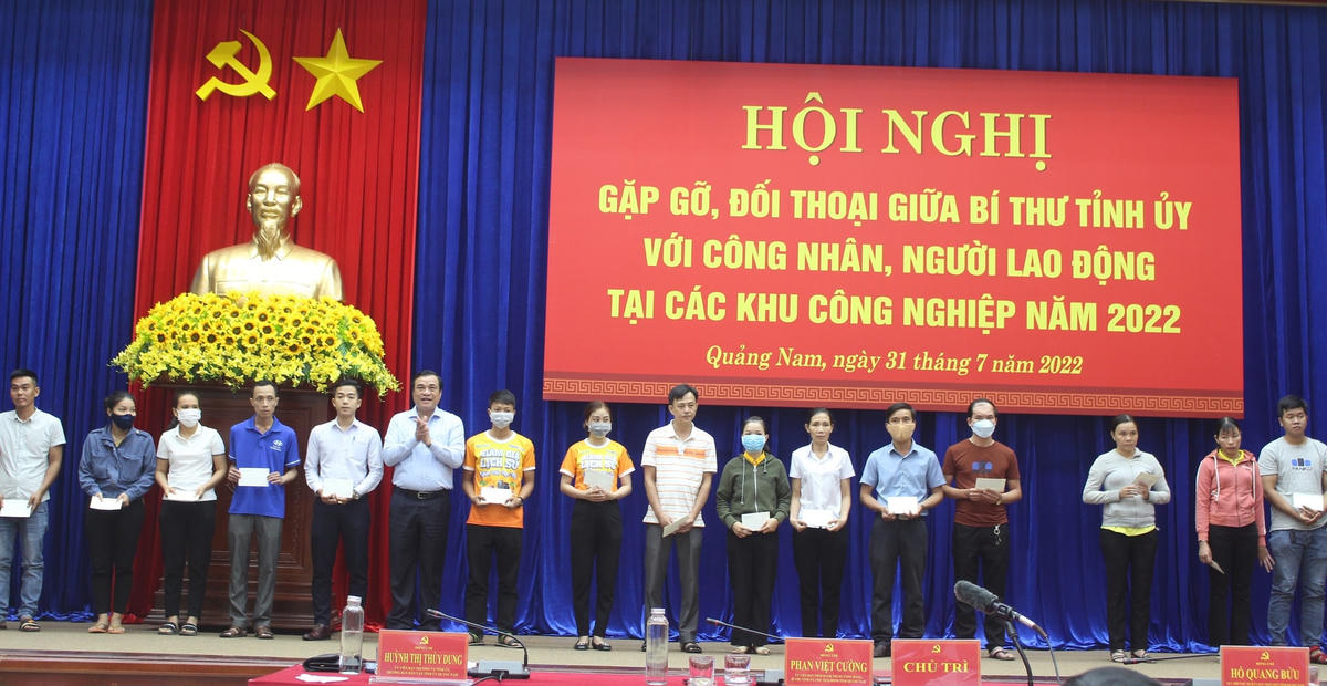 Ông Phan Việt Cường tặng quà cho CN, NLĐ có hoàn cảnh khó khăn.