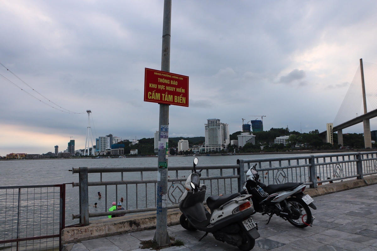 Biển báo cấm dường như cũng chỉ là tấm biển để trưng bày, thậm chí người dân còn ngang nhiên để xe bên cạnh để xuống tắm biển. Chính quyền TP Hạ Long dù đã có nhiều biện pháp để ngăn chặn nhưng tình trạng này vẫn kéo dài, rất khó để ngăn chặn triệt để.