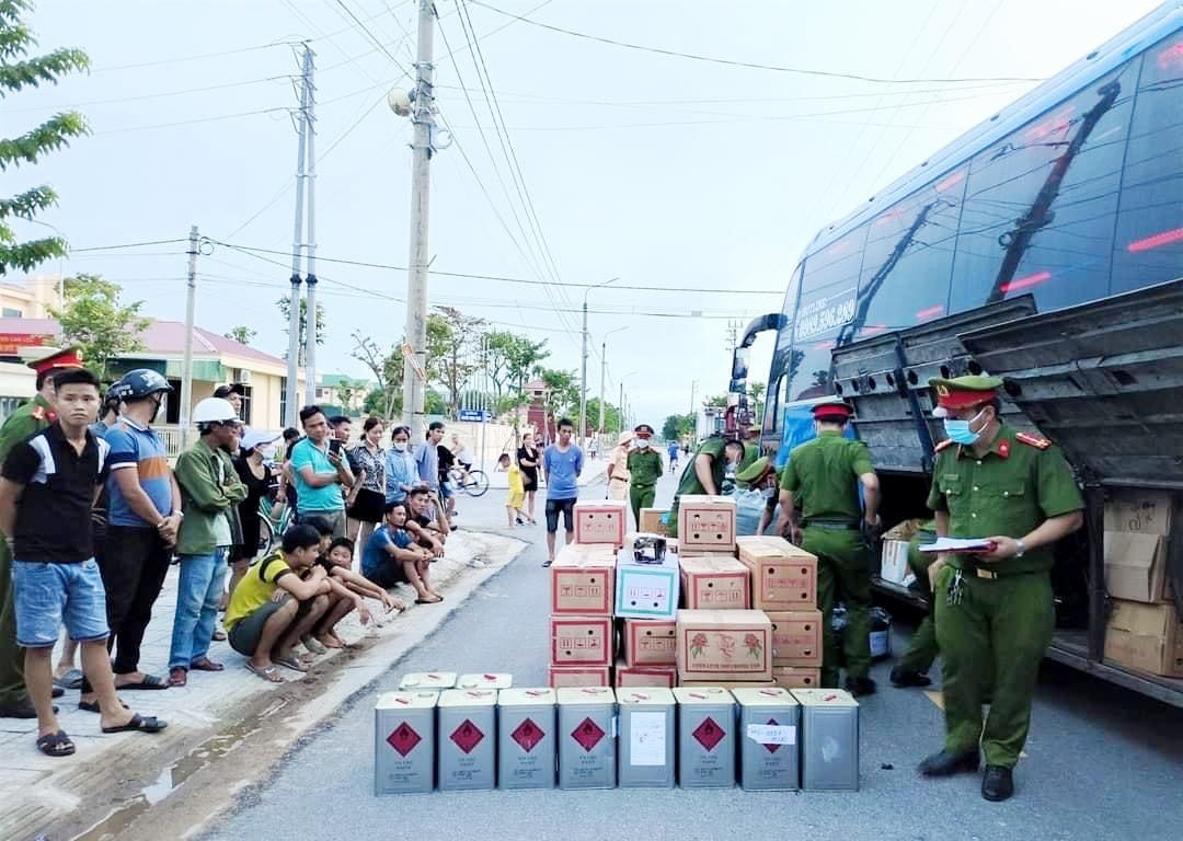 Sau nhiều giờ chống đối, lực lượng chức năng đã khống chế được xe khách và tạm giữ số lượng lớn hàng hoá.
