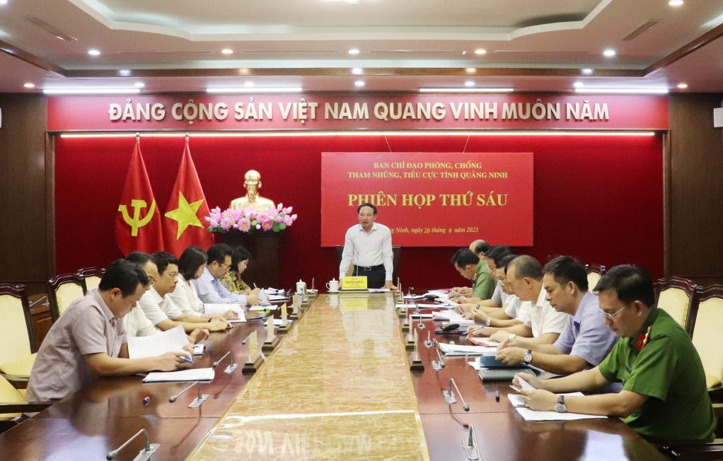 Ông Nguyễn Xuân Ký, Ủy viên Trung ương Đảng, Bí thư Tỉnh ủy, Chủ tịch HĐND tỉnh, Trưởng Ban Chỉ đạo phòng, chống tham nhũng, tiêu cực tỉnh Quảng Ninh phát biểu tại phiên họp. Ảnh: QMG.