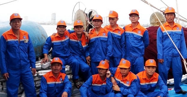 13 ngư dân Bình Định gặp nạn trên biển được đưa vào bờ an toàn. Ảnh Danang MRCC.