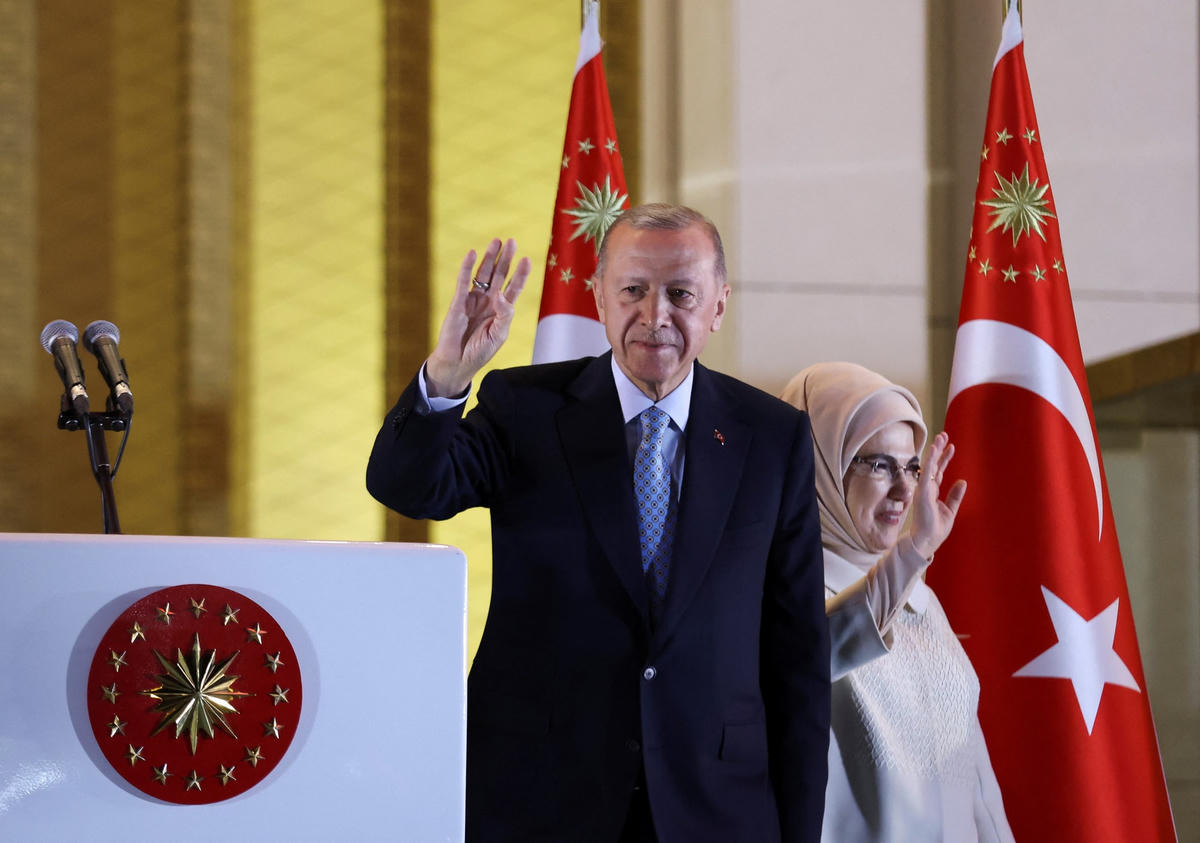 Tổng thống Tayyip Erdogan và phu nhân chào người ủng hộ sau chiến thắng. Ảnh: REUTERS.