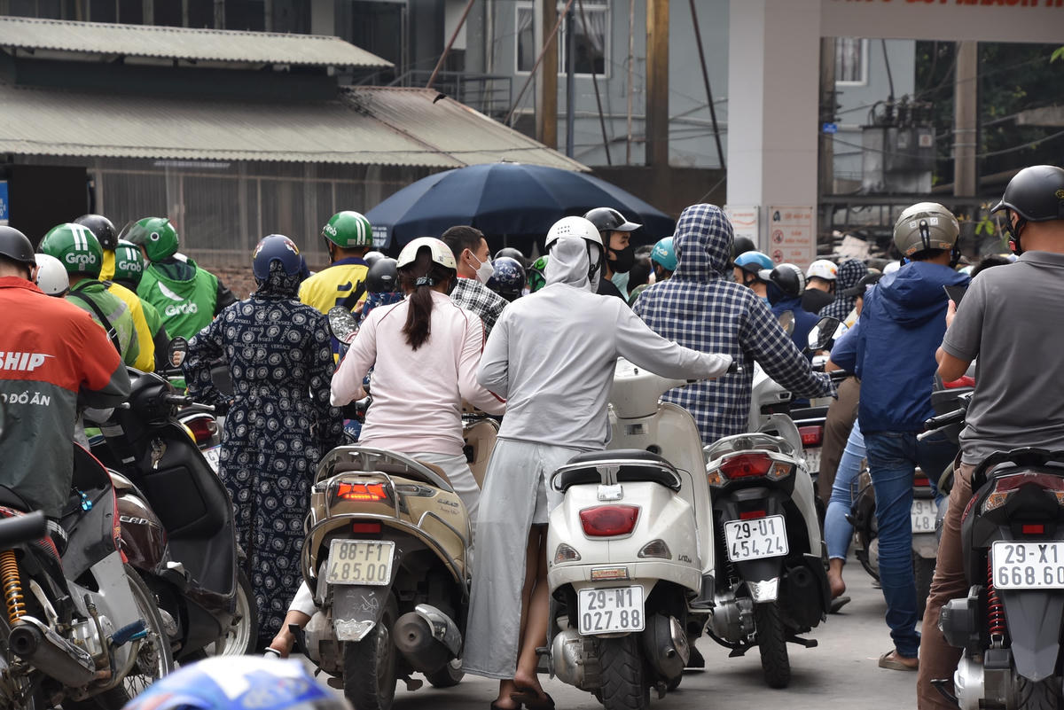 Trước tình hình "nóng" về xăng dầu, dự kiến vào 17h hôm nay, Văn phòng Chính phủ sẽ tổ chức cuộc họp bàn về các vấn đề liên quan đến điều hành xăng dầu. Cuộc họp do Phó Thủ tướng Lê Minh Khái và Phó Thủ tướng Lê Văn Thành đồng chủ trì.