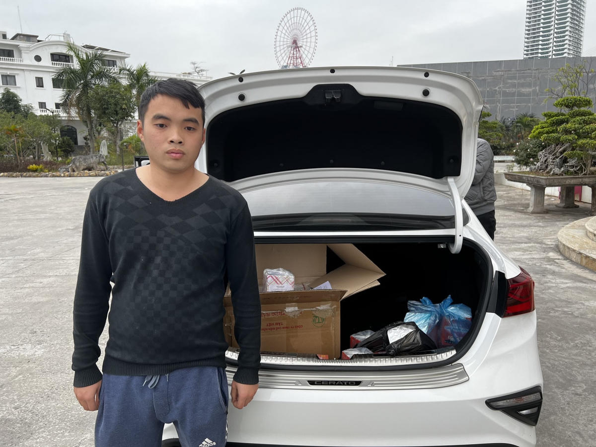 Mạc Duy Hưng mang 36 hộp pháo hoa đi tiêu thụ thì bị lực lượng chức năng phát hiện thu giữ. Ảnh: Công an tỉnh Quảng Ninh.