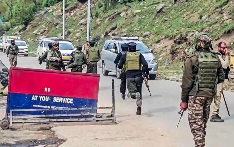 Lực lượng an ninh Ấn Độ được triển khai tại hiện trường vụ khách du lịch bị tấn công ở Pahalgam, Jammu và Kashmir, ngày 22/4/2025. (Ảnh: ANI/TTXVN)