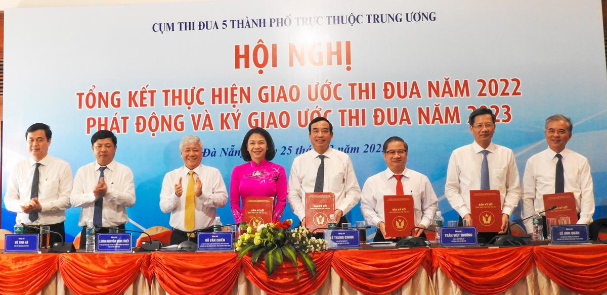 Ký kết giao ước thi đua năm 2023 Cụm thi đua 5 TP trực thuộc Trung ương. Ảnh: Thanh Tùng.