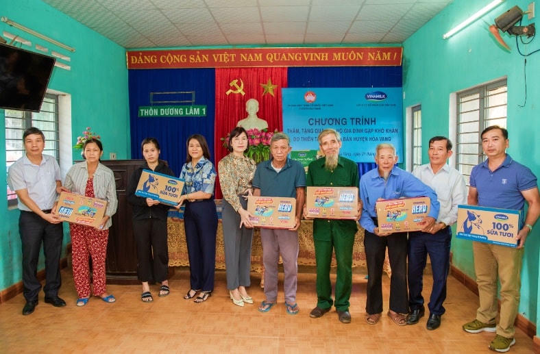 Đại diện Vinamilk trao các phần quà dinh dưỡng, san sẻ với khó khăn của người dân vùng lũ tại huyện Hòa Vang, Đà Nẵng.