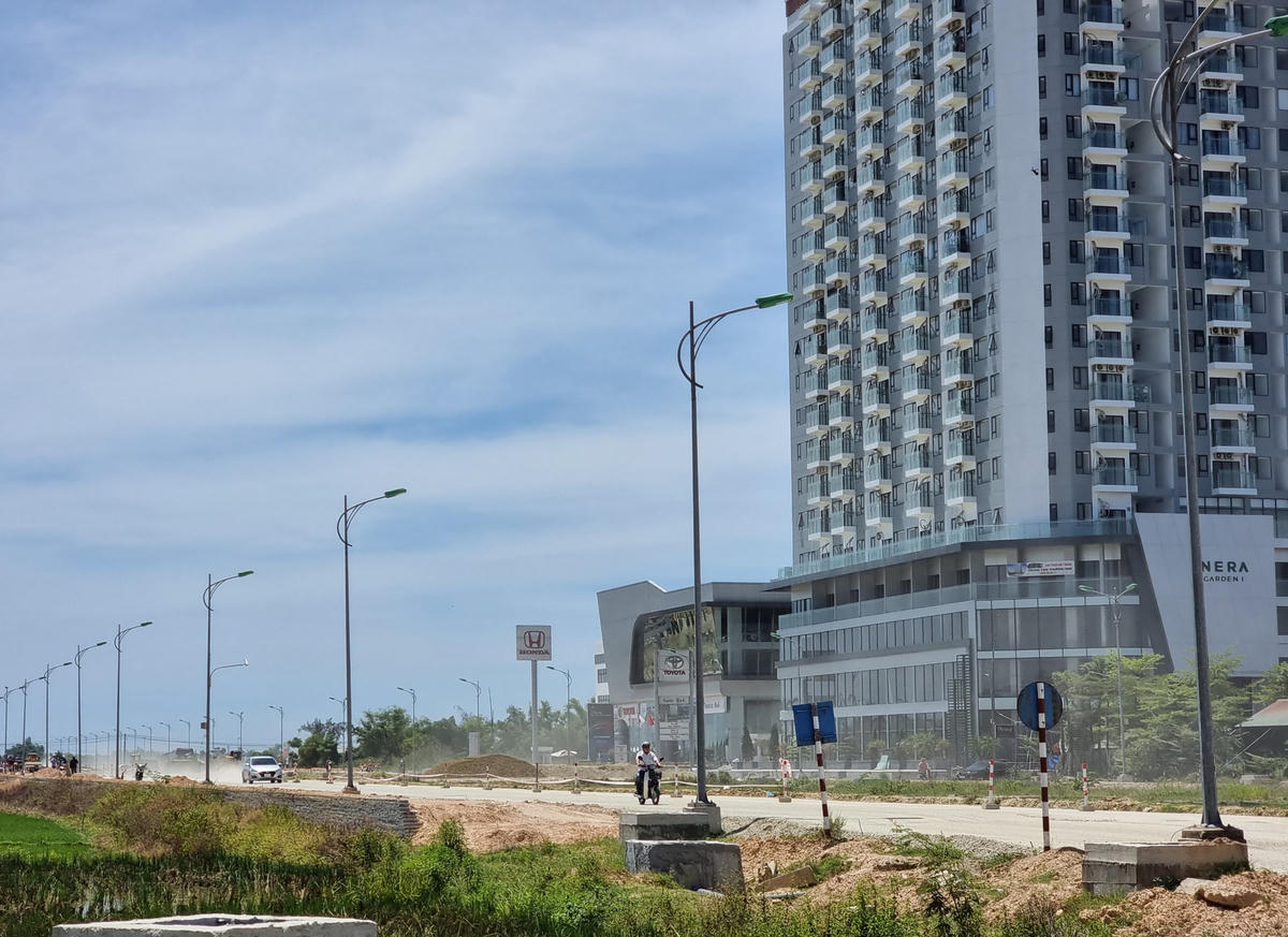 Hạng mục nâng cấp đường Tố Hữu và Võ Nguyên Giáp bao gồm 2 gói thầu. Cụ thể, gói thầu số 26 gồm cây xanh, vỉa hè, thoát nước, điện chiếu sáng các trục sinh thái trung tâm Khu đô thị mới An Vân Dương. Hạng mục xây dựng gói thầu gồm xây dựng hệ thống thoát nước mưa, hệ thống điện chiếu sáng, hệ thống cây xanh, hệ thống cấp nước tưới cây, họng cứu hỏa, xây dựng vỉa hè. Tổng chi phí xây dựng của gói thầu là 141,5 tỷ đồng và dự kiến hoàn thành 10/10/2023.Gói thầu số 39 gồm xây dựng đường Tố Hữu, Võ Nguyên Giáp (phần nâng cao độ) và di dời trạm biến áp. Hạng mục xây dựng gói thầu gồm nâng cao độ mặt đường Tố Hữu, Võ Nguyên Giáp, xây dựng 2 cống hộp ngang đường di dời trạm biến áp và ngầm hóa đường dây trung hạ thế. Sau khi hoàn thiện, 2 tuyến đường này sẽ cao hơn so với hiện tại khoảng nửa mét. Tổng chi phí xây dựng của gói thầu là 92,5 tỷ đồng, dự kiến hoàn thành 4/9/2023.