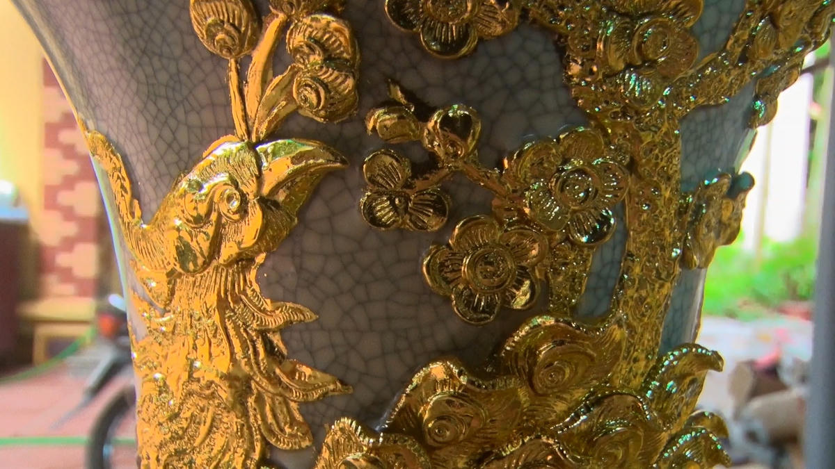 Các sản phẩm gốm được dát vàng trưng bày phía bên ngoài các xưởng tại làng Kiêu Kỵ