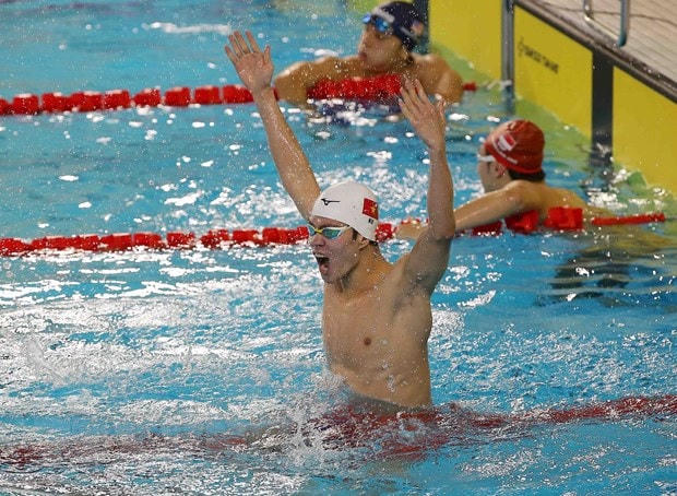 Niềm vui của Trần Hưng Nguyên sau khi giành HCV và phá kỷ lục SEA Games nội dung 400 m bơi hỗn hợp nam. (Ảnh: Phạm Kiên/TTXVN).