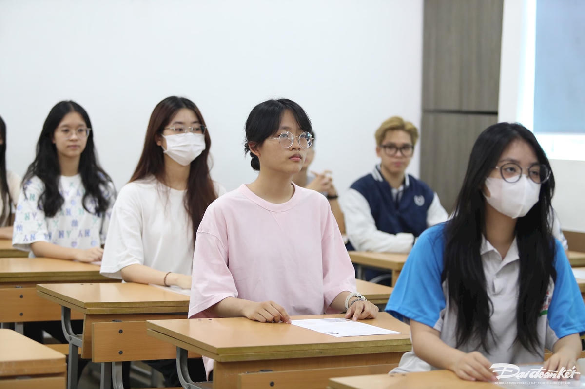 Buổi chiều từ 14h30, thí sinh làm bài thi môn Toán theo hình thức trắc nghiệm, thời gian làm bài 90 phút.