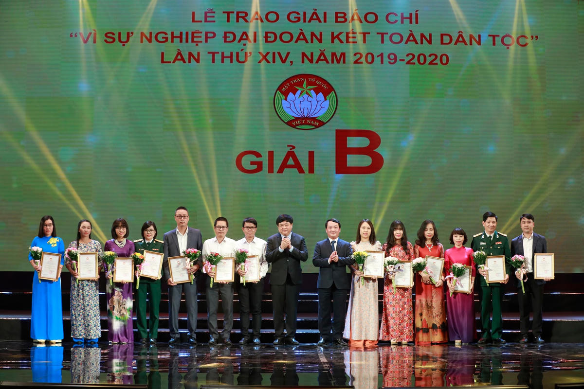 Trao giải cho các tác giả, nhóm tác giả đoạt giải B - Giải báo chí “Vì sự nghiệp Đại đoàn kết toàn dân tộc” lần thứ XIV