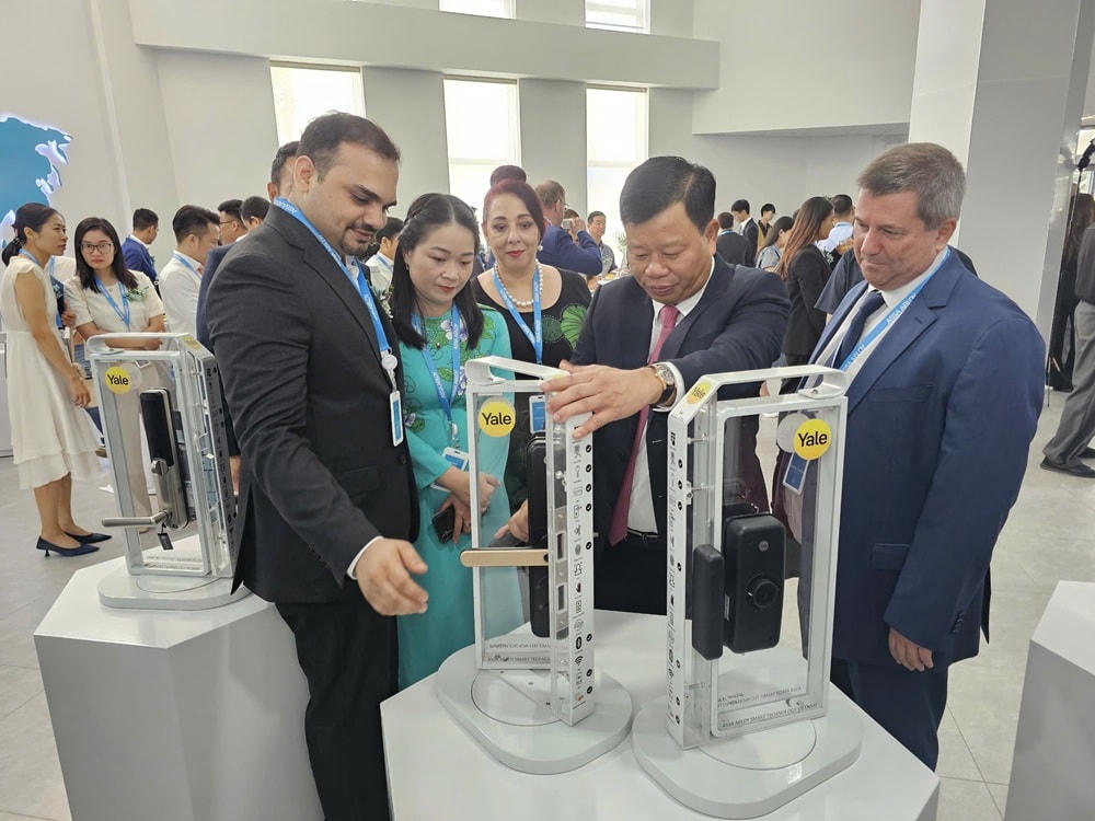 Các đại biểu tham quan một số sản phẩm của Nhà máy Cấu trúc phần cứng Assa Abloy Việt Nam tại KCN DEEP C 2B, Hải Phòng. Ảnh: CTV.