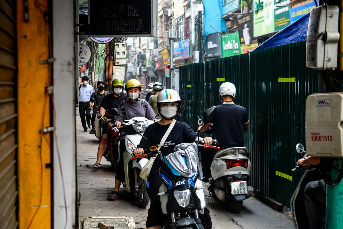 Hà Nội: Dân khốn khổ vượt hàng loạt 'lô cốt' giữa đường