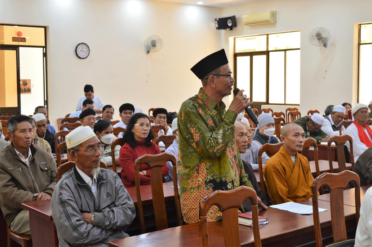 Các đại biểu tham gia góp ý.