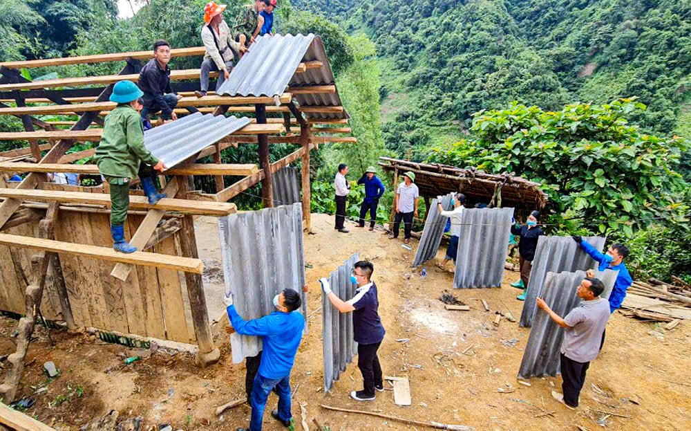 Huyện Mù Cang Chải (Yên Bái) cử cán bộ trực tiếp xuống địa bàn bốc vác vật liệu xây nhà cho dân.