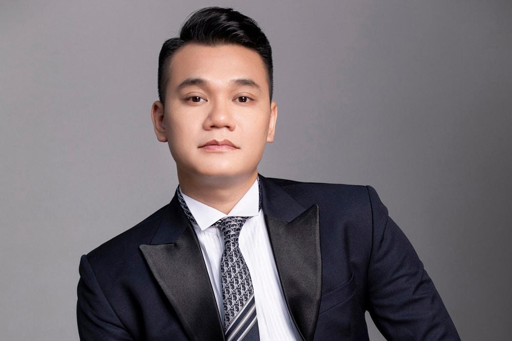 Khắc Việt góp tiền ủng hộ đồng bào miền Trung khắc phục hậu quả bão số 4.