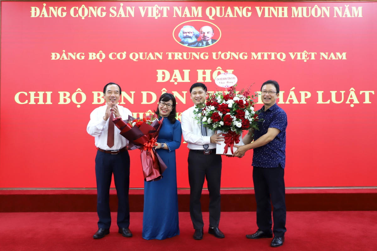 Phó Chủ tịch Ngô Sách Thực tặng hoa chúc mừng Chi ủy Chi bộ Ban Dân chủ - Pháp luật, nhiệm kỳ 2022 – 2025. 