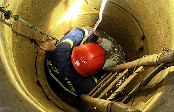 Miệng giếng nhỏ, sâu khiến công tác cứu hộ gặp nhiều khó khăn.