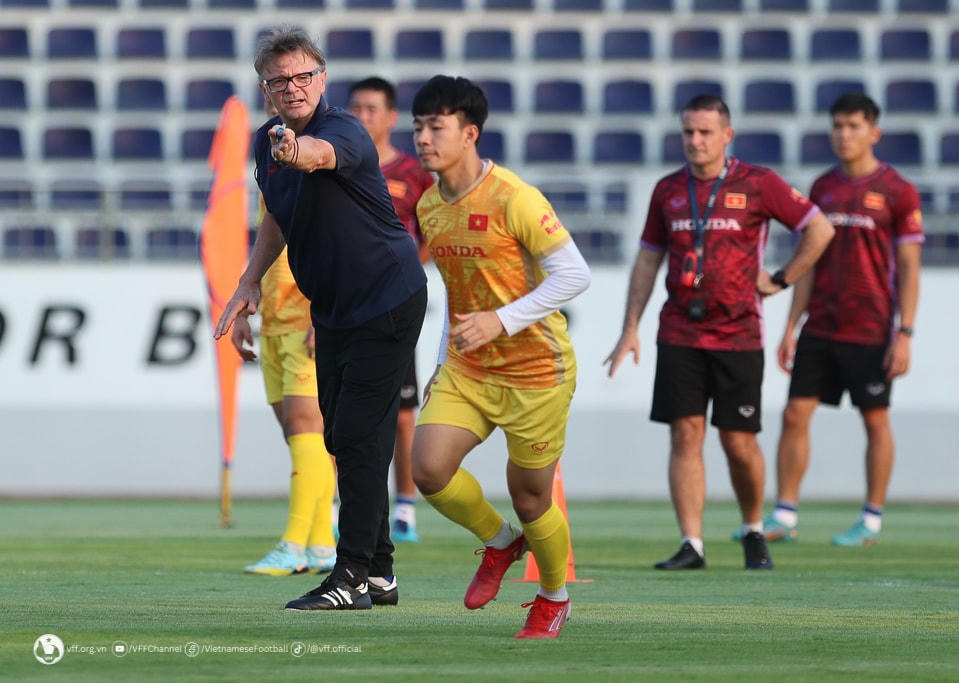 HLV Philippe Troussier chuẩn bị đưa U22 Việt Nam thi đấu tại SEA Games 32.