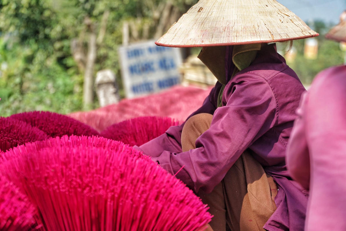 Những người thợ làm tăm hương tại xã Quảng Phú Cầu luôn tâm niệm, hương là sản phẩm mang giá trị tâm linh, gắn với tín ngưỡng của người Việt nên phải làm thật sạch sẽ, tỉ mỉ trong từng công đoạn, không được phép làm qua loa, hời hợt...
