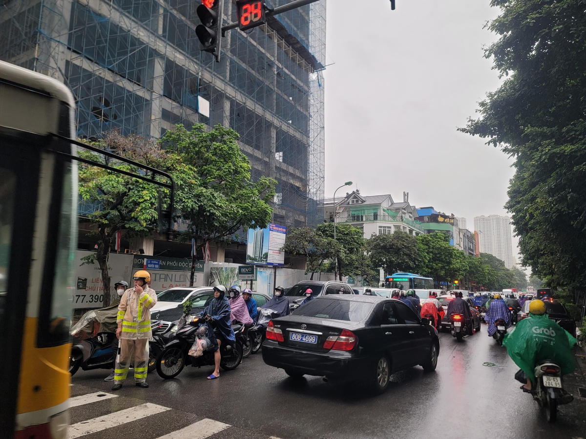 Tuyến phố Hoàng Minh Giám - Nguyễn Tuân ùn tắc, các phương tiện di chuyển hướng Nguyễn Chánh - Nguyễn Trãi di chuyển 