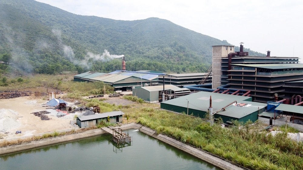 Hình ảnh Công ty Cổ phần Cromit Nam Việt đang xả khói ra môi trường vào tháng 5/2022.