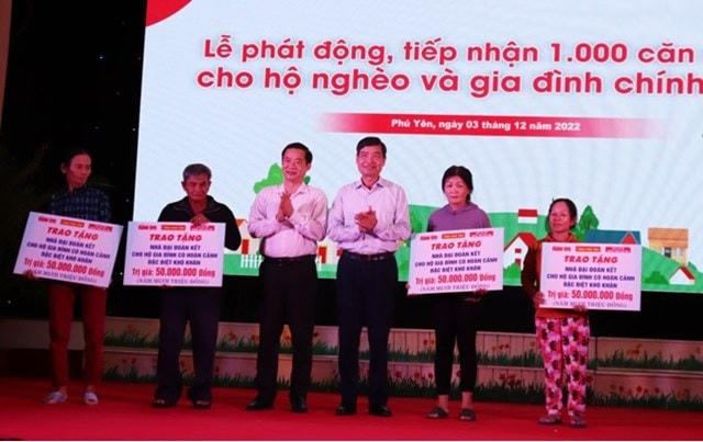 Ông Nguyễn Thái Học, Phó trưởng Ban Nội chính Trung ương.  và ông  Tạ Anh Tuấn, Phó Bí thư Tỉnh ủy, Chủ tịch UBND tỉnh Phú Yên, trao kinh phí tượng trưng cho một số gia đình có hoàn cảnh khó khăn được hỗ trợ xây nhà Đại đoàn kết ở tại địa phương.