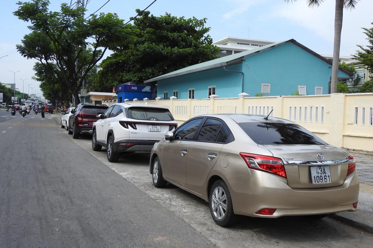 Bệnh viện Quân y 17 nói 'có chỗ trông xe ô tô', thực tế tài xế vẫn liều đỗ ngoài đường, bị phạt