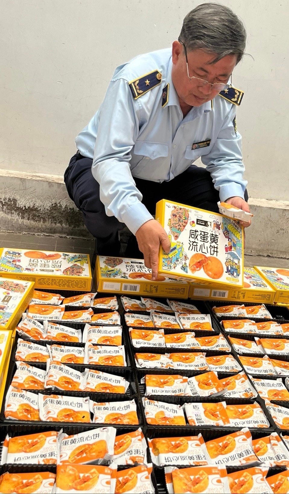 Đoàn kiểm tra phát hiện nơi đây đang bày bán, kinh doanh hàng nhập lậu gồm có 216 bánh Trung thu hiệu Pamiriter, loại 50g/cái (6 cái/hộp); ngày sản xuất 4/8