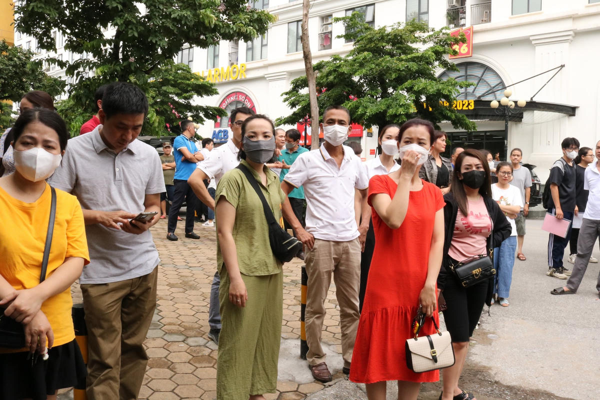Phụ huynh đón con tại ngoài điểm thi.