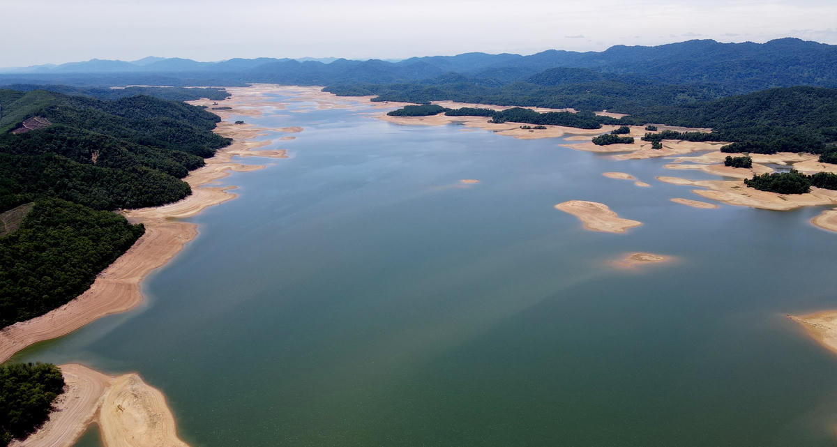 Theo ghi nhận của phóng viên Báo Đại Đoàn Kết, những ngày qua, hồ Kẻ Gỗ đang trong tình trạng cạn kiệt nước. Cả một vùng nước mênh mông thường thấy nay bỗng nhiên thu nhỏ thành những dòng chảy yếu ớt, nhiều chỗ còn cạn trơ đáy.