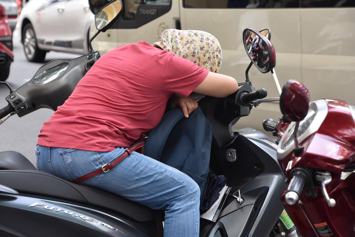 Một vài phụ huynh ngủ gục trên xe đợi con hoàn thành bài thi. 