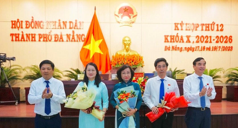 Lãnh đạo UBND TP tặng hoa tân Phó Chủ tịch UBND TP Đà Nẵng Trần Chí Cường (thứ 2 bên phải) và nguyên Phó Chủ tịch UBND TP Đà Nẵng Ngô Thị Kim Yến (thứ 3 từ trái sang).